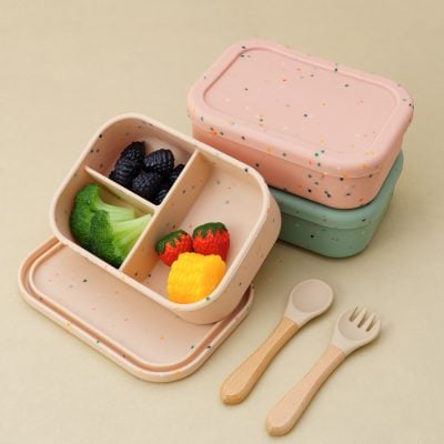 Hexagonal educational food containers for kids, with wooden utensils, containing colorful plastic fruits and vegetables, ideal for school lunches and healthy eating, from Monalisa Store.