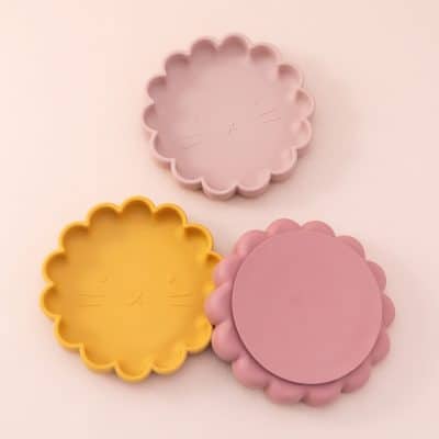 Silicone contact lens storage cases in pastel pink and yellow, designed for eye care convenience, with flower-shaped compartments and easy-to-use lids, perfect for ophthalmology and optometry needs.
