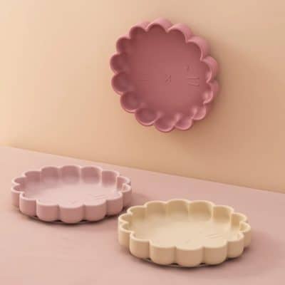 Cute pink and beige Hello Kitty-shaped silicone trays, perfect for cosmetics or small storage, displayed on a soft pink surface. Ideal for organizing essentials with a playful design.
