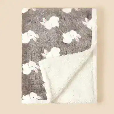 Soft plush fleece blanket with adorable white bunny pattern, perfect for cozy comfort and nursery decor. Ideal for babies and children, offering warmth and softness.