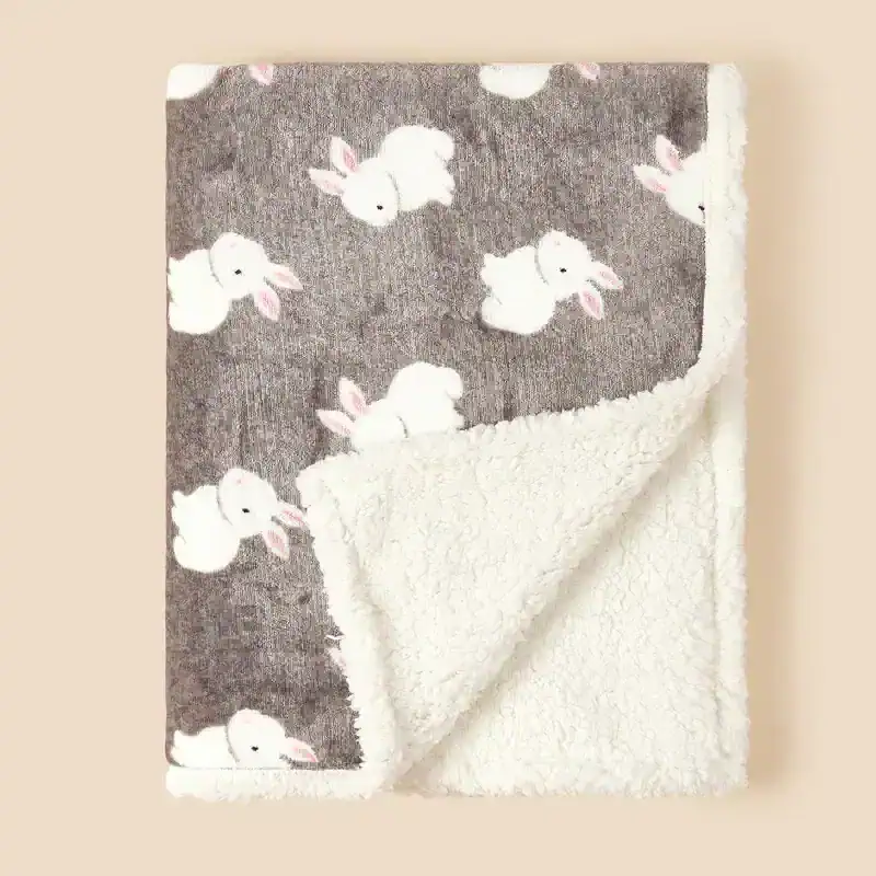 Soft plush fleece blanket with adorable white bunny pattern, perfect for cozy comfort and nursery decor. Ideal for babies and children, offering warmth and softness.