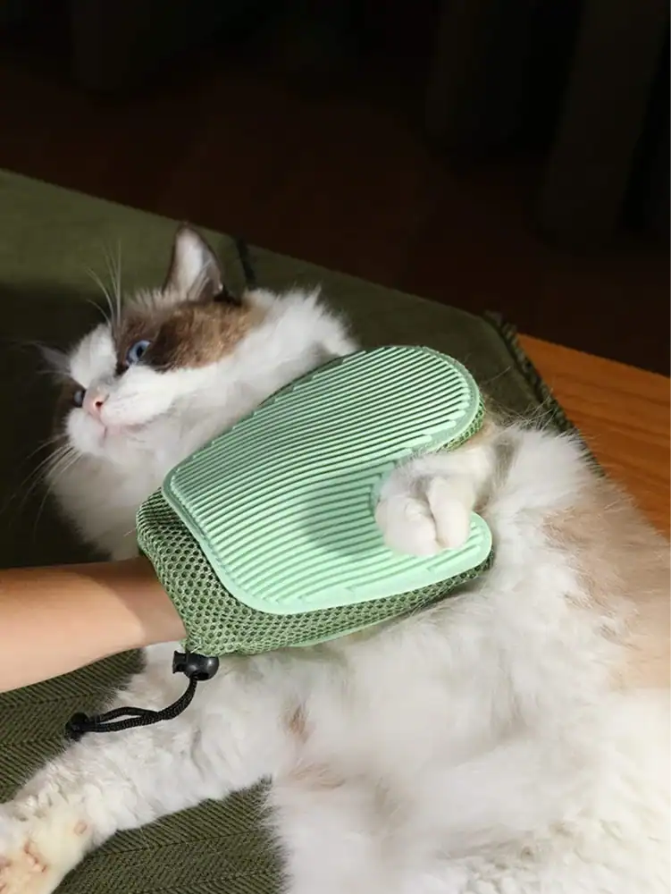 Soft pet grooming glove for cats, gentle massage, and fur removal, ideal for grooming cats at home. Suitable for relaxing pets and maintaining a clean coat.