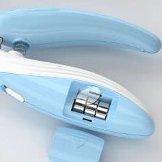 Disposable blue eye protection shield, used in medical and cosmetic procedures for safety and hygiene at Monalisa Store. Perfect for optometry and eye care professionals.