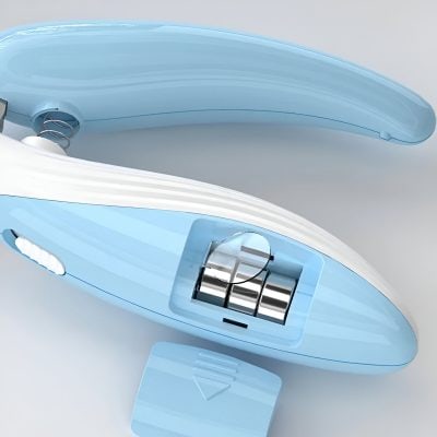 Disposable blue eye protection shield, used in medical and cosmetic procedures for safety and hygiene at Monalisa Store. Perfect for optometry and eye care professionals.