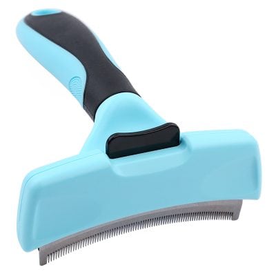 Blue pet grooming comb with ergonomic handle, ideal for hair trimming and dematting. Perfect for maintaining pets' coats easily and comfortably at home or professional salons.