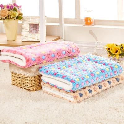 Soft, colorful plush towels with star patterns, ideal for spa, bathroom, or wellness centers, displayed in a cozy room setting.