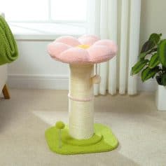 Pink flower-shaped cat scratching post with a beige base, green turf, and interior scratching area, ideal for pets' entertainment and scratching needs.