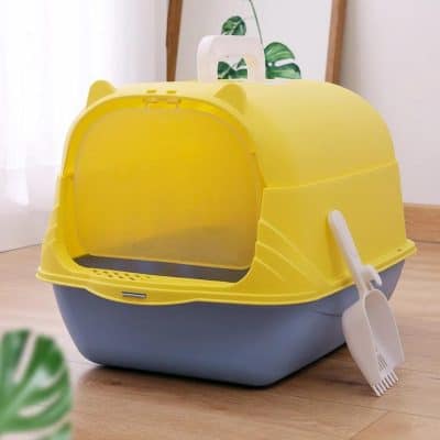 Pet carrier with ventilation door and cleaning scoop, ideal for cat and small animal transportation, featuring lightweight design and easy-to-clean components.