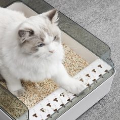 Cleaning-litter-box-for-cat-using-modern-automatic-litter-box-automatic-cat-litter-box-with-covered-style.