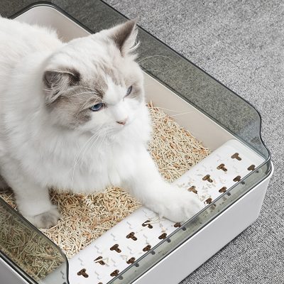 Cleaning-litter-box-for-cat-using-modern-automatic-litter-box-automatic-cat-litter-box-with-covered-style.