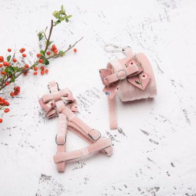 Pink floral pet harness and matching bow headband for small dogs, made of soft velvet material, perfect for fashionable pet accessories and grooming.