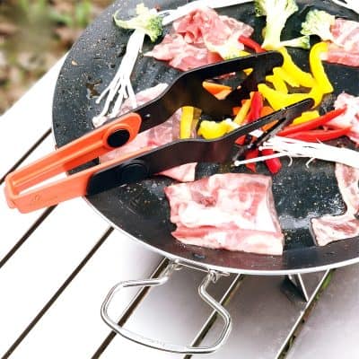 Safety tongs for grilling and cooking, black and orange heat-resistant food grabber, durable kitchen kitchen tool for handling hot meat and vegetables.
