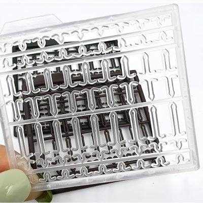 Disposable eyelash extension trays for professional eye beauty salons, featuring various curl styles and sizes in black and white for precise eyelash application.