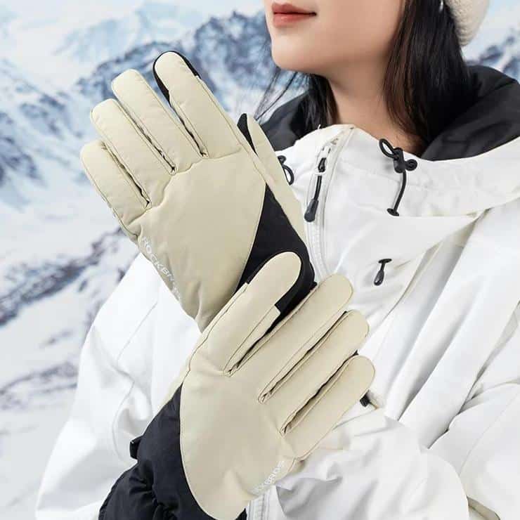 Warm winter gloves for outdoor snow activities, perfect for skiing, snowboarding, and winter hiking. High-quality thermal gloves to keep your hands warm in cold weather.