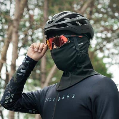 High-quality cycling helmet with visor, sunglasses, and face mask, ideal for outdoor sports and mountain biking. Designed for protection and comfort during active pursuits.