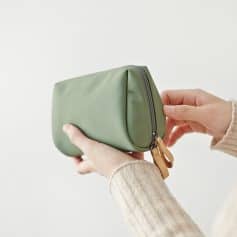 Stylish green leather makeup bag or cosmetic pouch for skincare and beauty essentials. Perfect storage solution for travel and daily use, featuring a secure zipper closure.