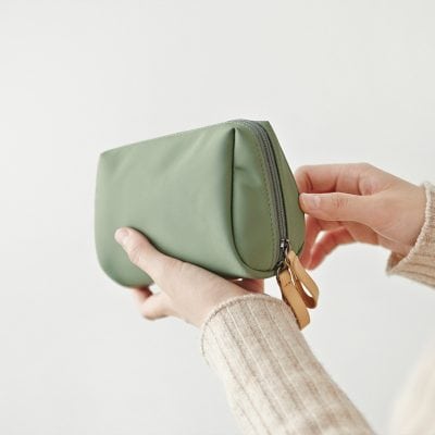 Stylish green leather makeup bag or cosmetic pouch for skincare and beauty essentials. Perfect storage solution for travel and daily use, featuring a secure zipper closure.