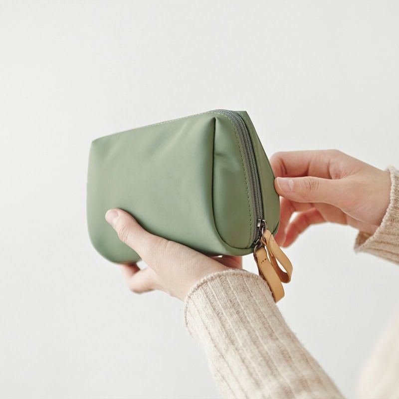 Stylish green leather makeup bag or cosmetic pouch for skincare and beauty essentials. Perfect storage solution for travel and daily use, featuring a secure zipper closure.