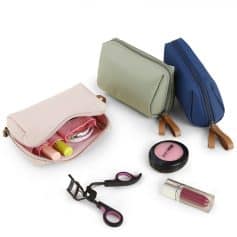 Travel makeup bag with cosmetics and accessories, ideal for organizing beauty essentials on the go. Perfect for daily use or travel accessories.