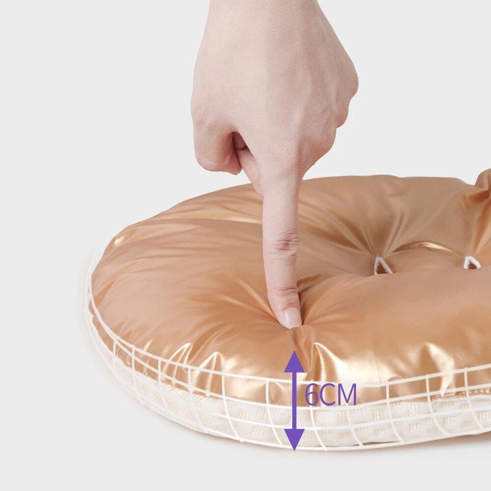 Comfortable inflatable cushion ideal for lounging, with a height of 6cm for optimal support. Perfect for relaxation and travel, designed for durability and ease of use.