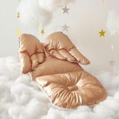 Luxurious cloud-shaped cushion for comfortable relaxation, ideal for home or spa use, promoting stress relief and a cozy atmosphere. Perfect for enhancing your wellness space.