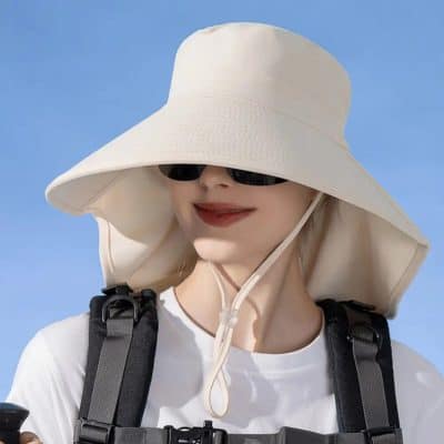 Wide-brim sun hat with face shield, perfect for outdoor sun protection, UV blocking, and stylish beachwear. Comfortable, lightweight, and ideal for outdoor activities and gardening.