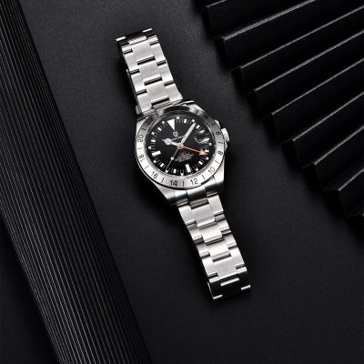 High-end stainless steel men's wristwatch with GMT function, black dial, and date magnifier, perfect for luxury watch collectors and fashion-forward individuals.