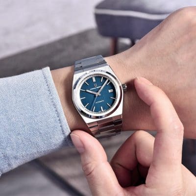 Elegant men's wristwatch showcasing automatic movement, a blue dial, and date display, ideal for fashion-conscious individuals and watch collectors.
