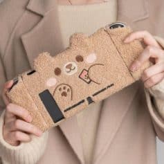 Adorable teddy bear design phone case, perfect for stylish accessories and protection. Made of soft, plush material with playful embroidery, suitable for all phone models.
