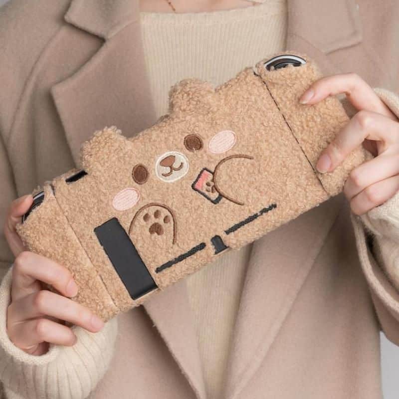 Adorable teddy bear design phone case, perfect for stylish accessories and protection. Made of soft, plush material with playful embroidery, suitable for all phone models.