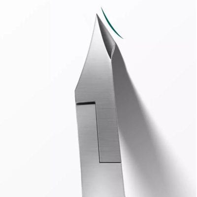 Medical surgical scalpel with sharp stainless steel blade, ideal for precise incisions in medical procedures. Durable, sterile, and designed for optimal performance in hospitals and clinics.