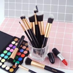 High-quality makeup brushes for face and eye makeup, perfect for professional or everyday use, from Monalisa Store.