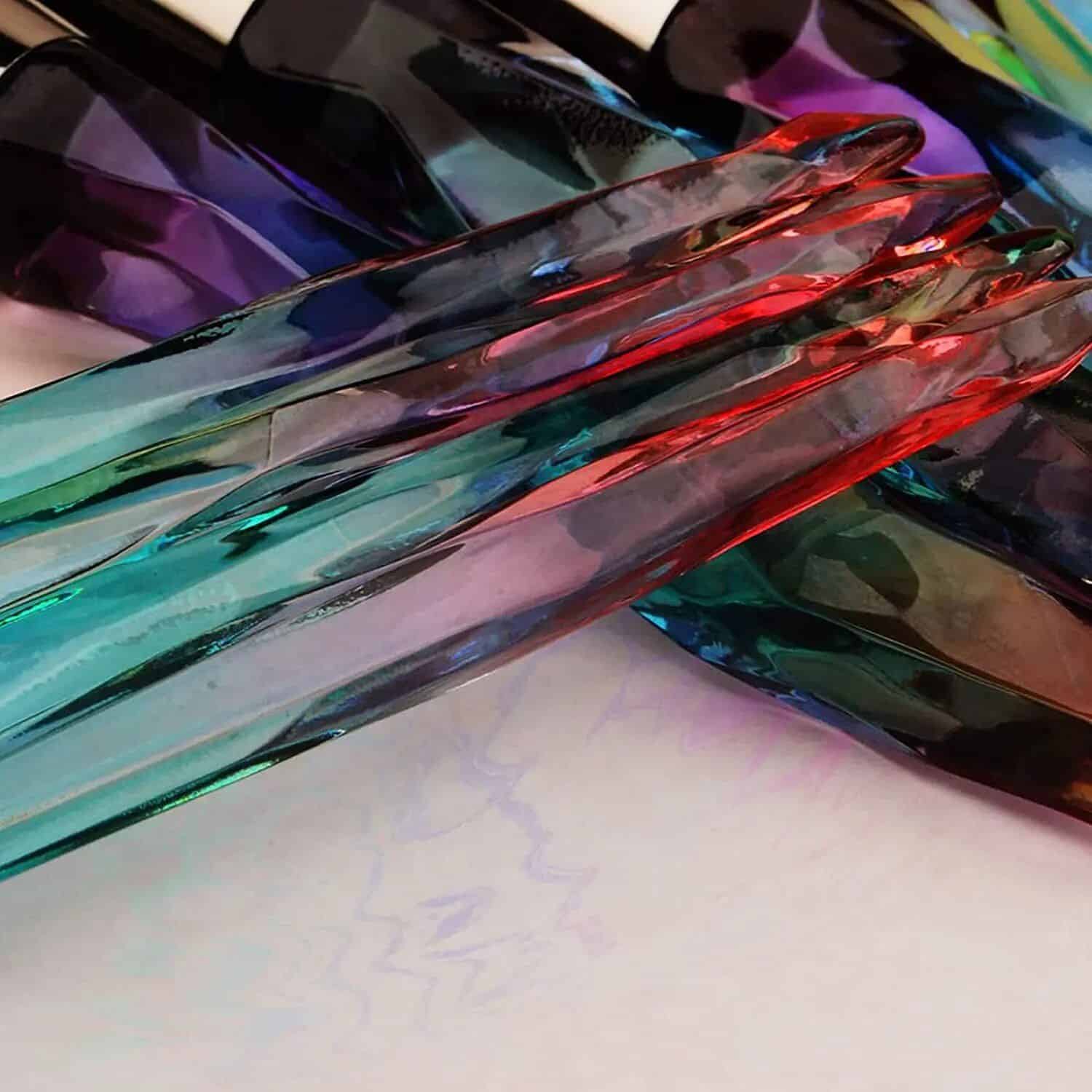 Vibrant glass trays in multiple colors used for displaying sunglasses and optical accessories at Monalisa Store, a leading optometry and eyewear retailer.