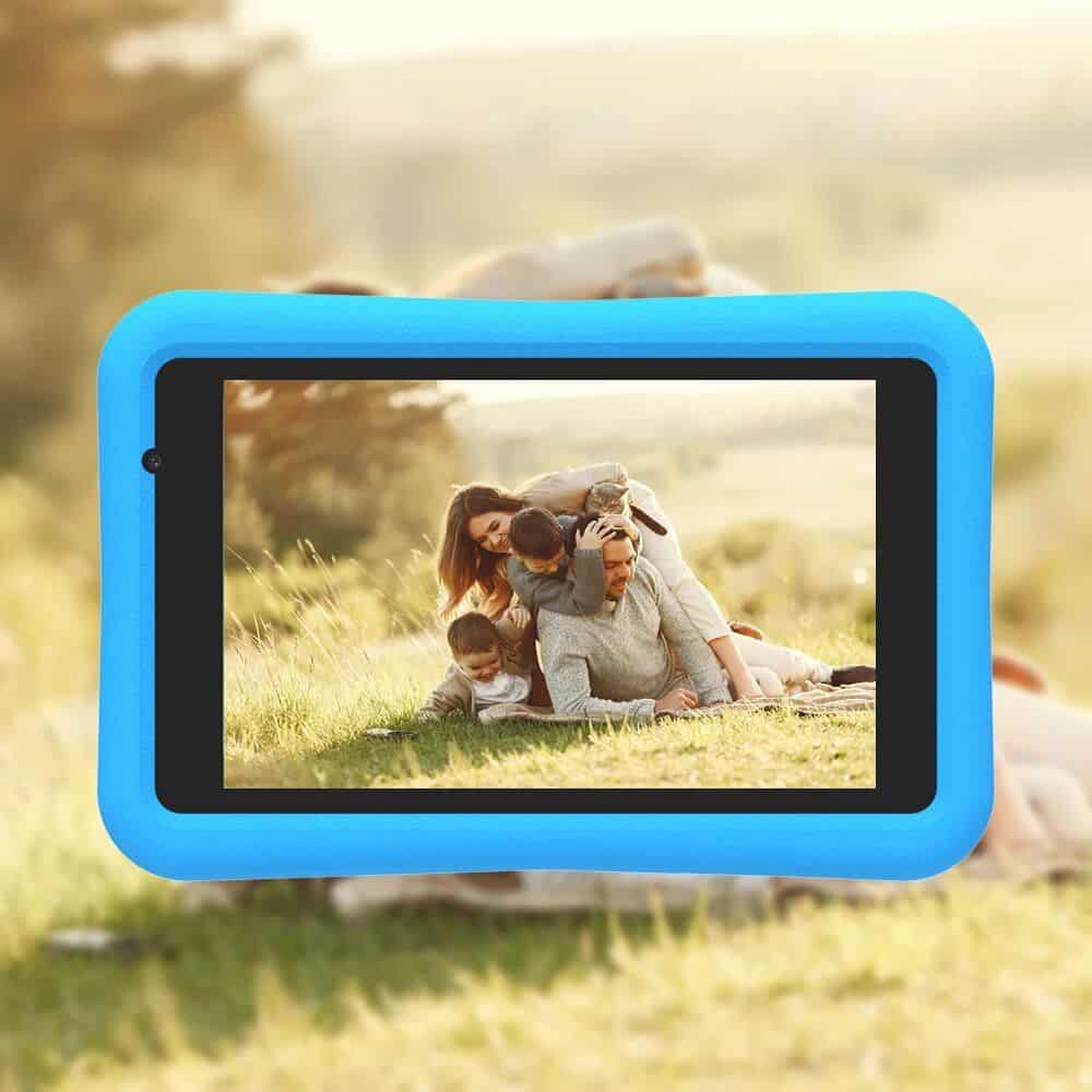 A portable digital photo frame with a vibrant screen showcasing a family enjoying a picnic outdoors, perfect for displaying cherished memories in a stylish and modern way.