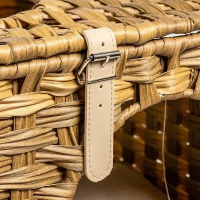 Elegant wicker basket with leather strap closure, perfect for storing glasses or accessories. Crafted with natural materials, combining style and functionality for a sophisticated look.