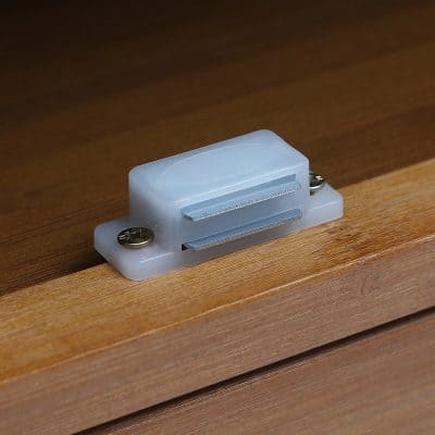 High-quality edge puller guide used for smooth and precise glass edging in optical and eyewear manufacturing. Enhance accuracy and efficiency with this essential optical tool.