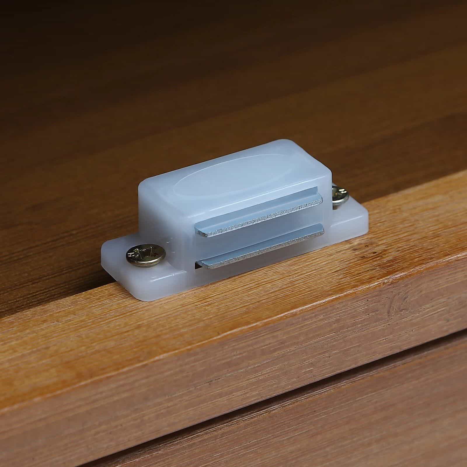 High-quality edge puller guide used for smooth and precise glass edging in optical and eyewear manufacturing. Enhance accuracy and efficiency with this essential optical tool.