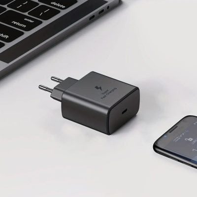 High-speed optical device charger for eyewear and glasses. Perfect for luxury eyewear brands, ensuring quick and safe charging. Compatible with various smart glasses and accessories.