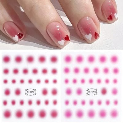 Decorative nail art with heart-shaped stickers, perfect for Valentine's Day or romantic occasions. Stylish, cute, and easy to apply for a charming manicure.