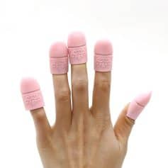 Pink nail polish remover sponges on fingers, designed for easy and quick nail cleaning. Perfect for beauty salons or home use to maintain neat and polished nails effectively.