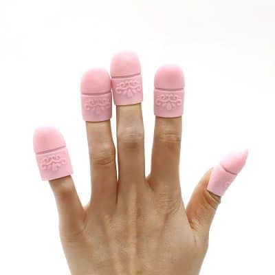 Pink nail polish remover sponges on fingers, designed for easy and quick nail cleaning. Perfect for beauty salons or home use to maintain neat and polished nails effectively.