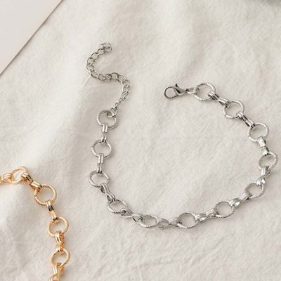 Stylish silver chain necklace with interconnected circular links, perfect for fashion-forward men and women. Crafted from high-quality materials, adding a sophisticated touch to any outfit.