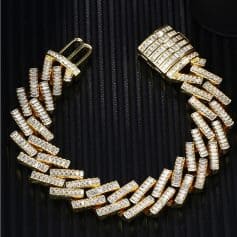 Elegant gold necklace with sparkling diamond accents, perfect for special occasions and upscale fashion statements.