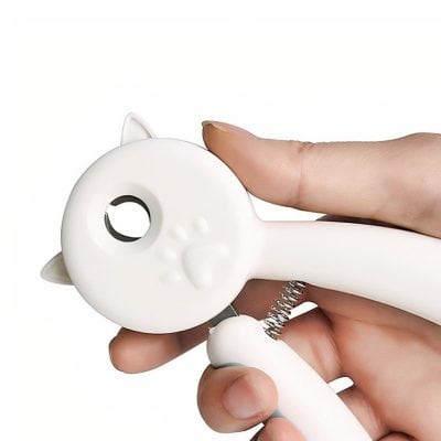Portable cat-shaped contact lens case, lightweight and secure for travel, featuring a adorable design ideal for storing contact lenses safely.