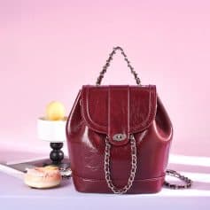 Elegant red leather handbag with chain strap, perfect for stylish occasions and accessories.