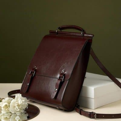 High-quality leather bag for optical accessories and eyewear storage, stylish and durable. Perfect for organizing glasses, cases, and accessories. Essential shopping for opticians and eyewear lovers.