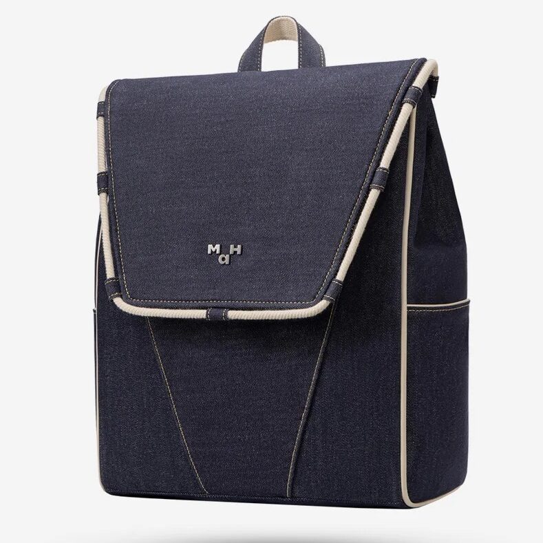 Optical store backpack for glasses and accessories. Durable navy fabric with white piping, ideal for everyday use and travel. Perfect for busy professionals and eyewear enthusiasts.