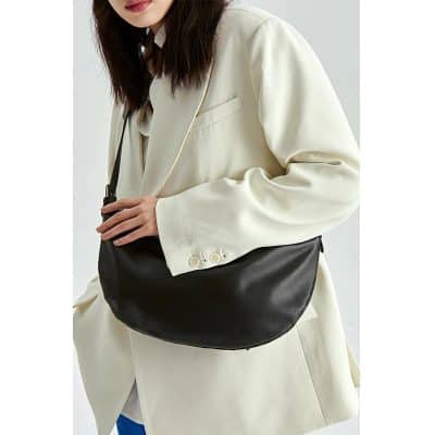 Elegant black leather women's shoulder bag, versatile accessory for professional and casual wear. Perfect for stylish outings and everyday use.