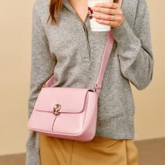 Elegant pink crossbody bag with gold-tone hardware, perfect for stylish women. Ideal for carrying essentials, combining fashion and functionality with Monalisa Store's quality accessories.