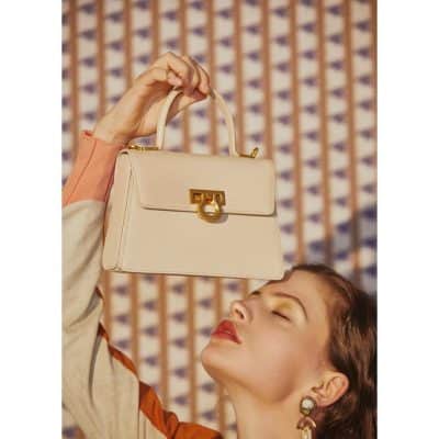 Elegant designer handbag for women, perfect for fashion and style. High-quality material, trendy design, and versatile accessory for any occasion.